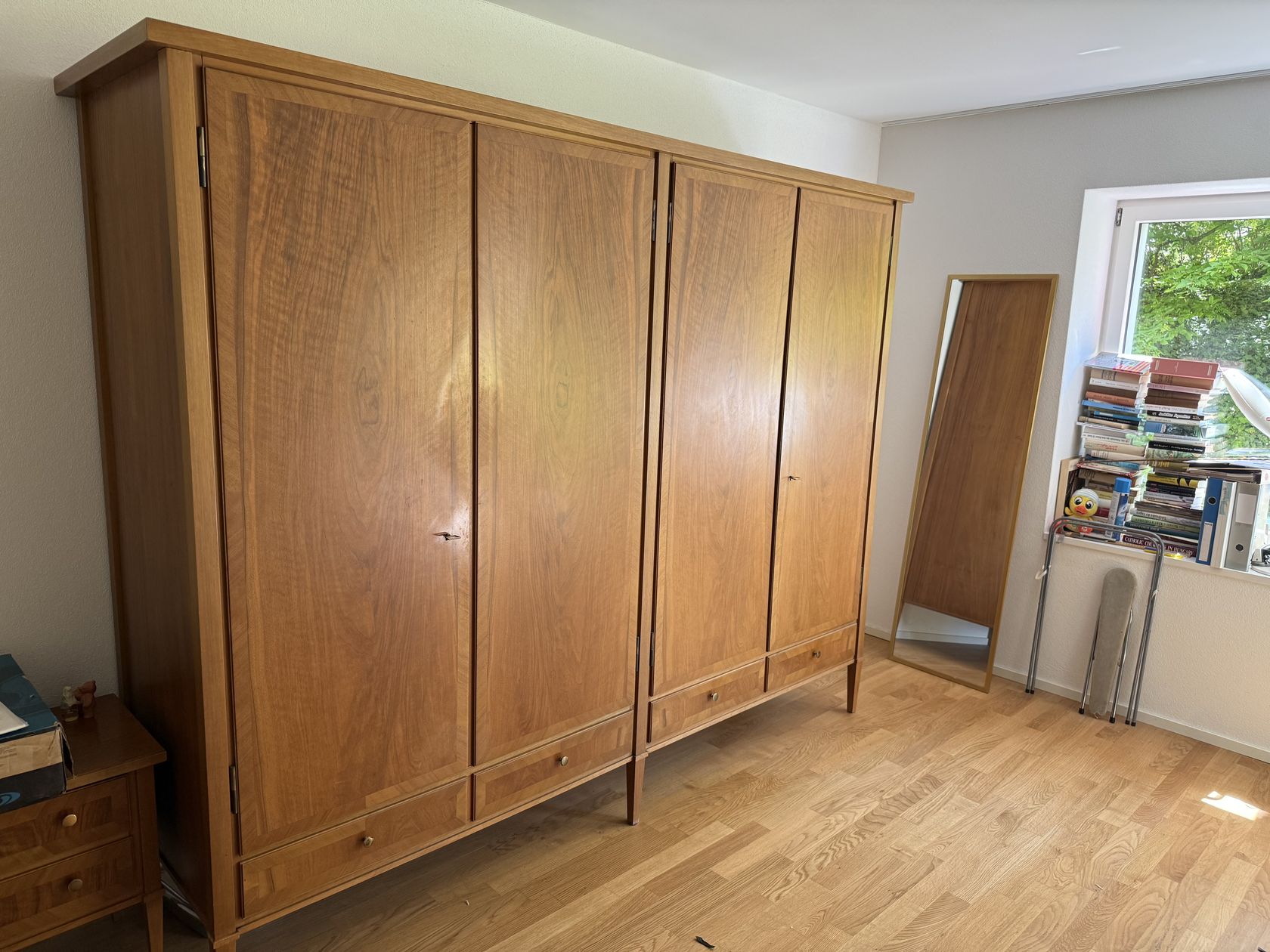 Grosser Kleiderschrank aus Nussbaumholz in einem Zimmer vor der Räumung